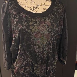 Cute floral top with lace sleeves